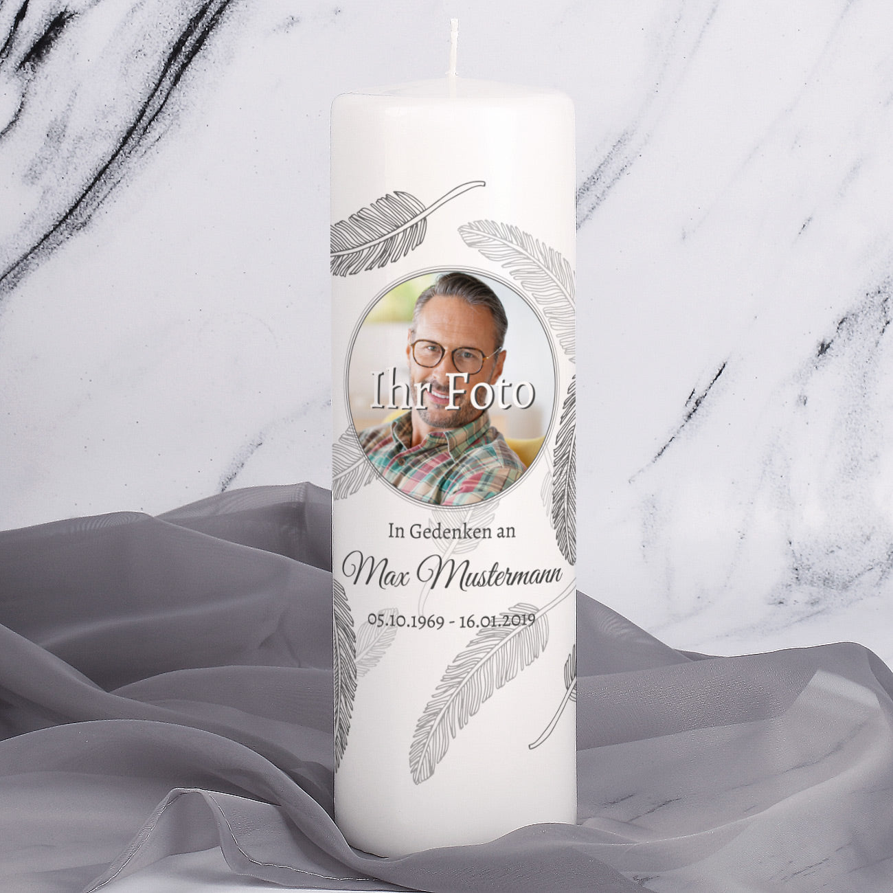 Musterkerze mit Foto und Federn