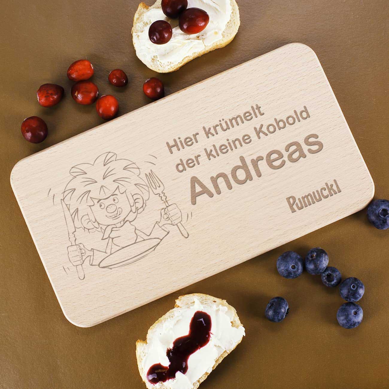 Pumuckel Brettchen - hier krümelt - mit Namensgravur