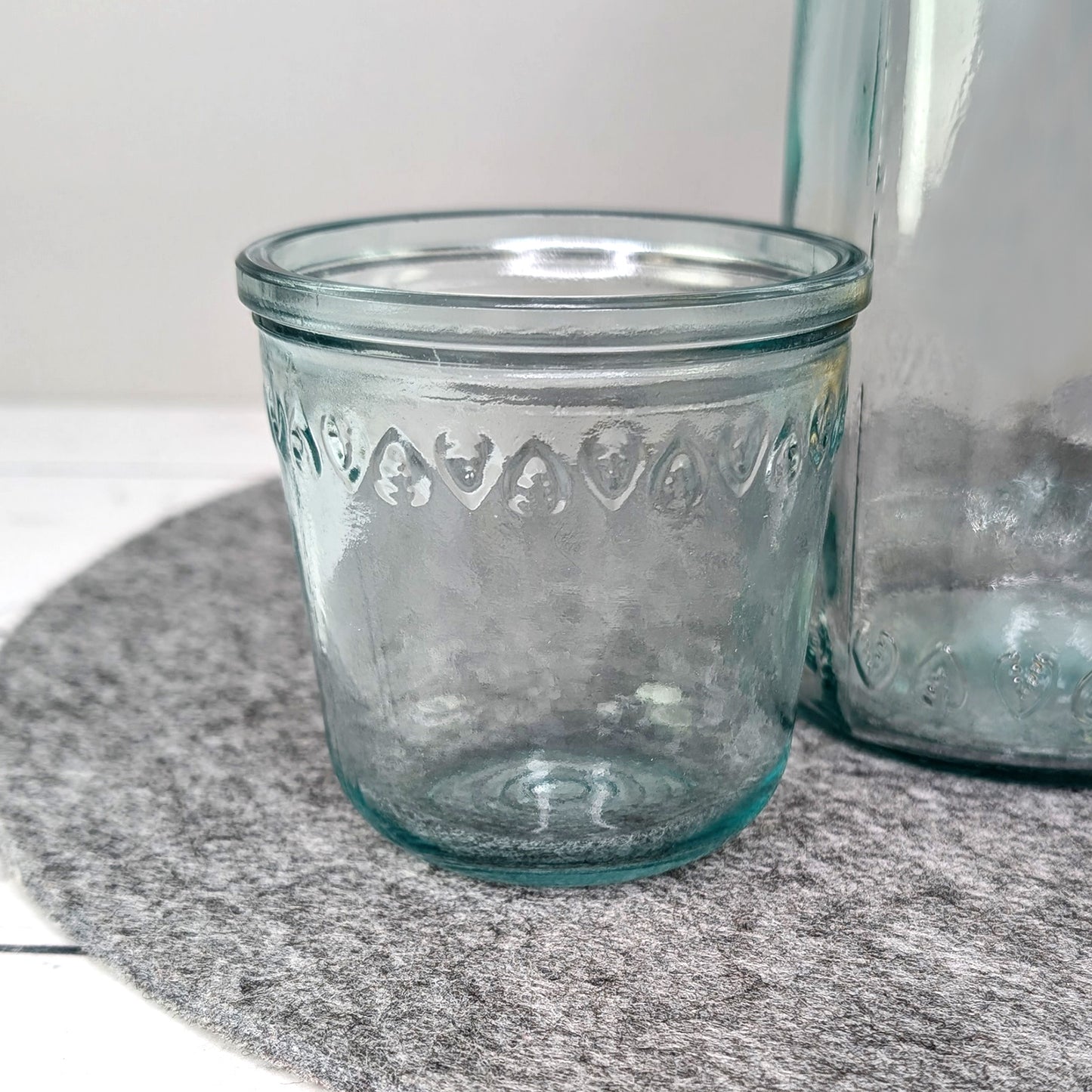 Glaskaraffe mit Trinkglas mit Firmenlogo bedruckt