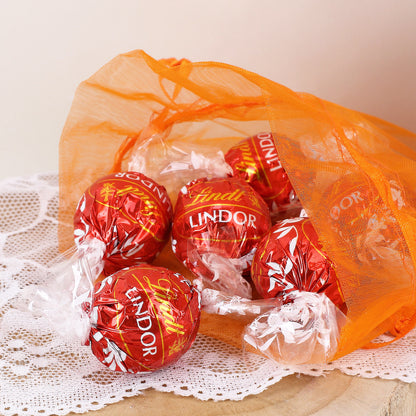 Bedruckte Tasse zur Rente mit Lindor-Kugeln