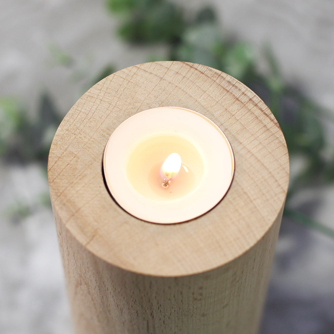 Teelichthalter aus Holz, rund, mit Trauermotiv "Pusteblume" Detailansicht von oben
