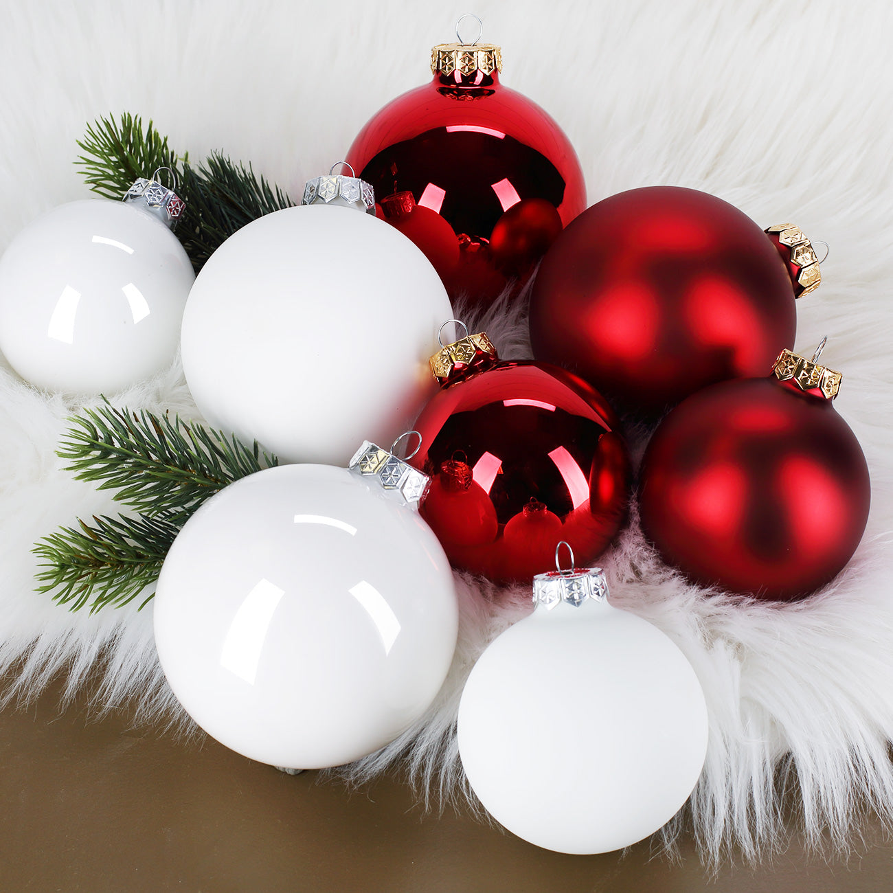 Weihnachtsbaumkugeln in Rot und Weiß, Matt und Hochglanz mit eigenem Logo oder Design