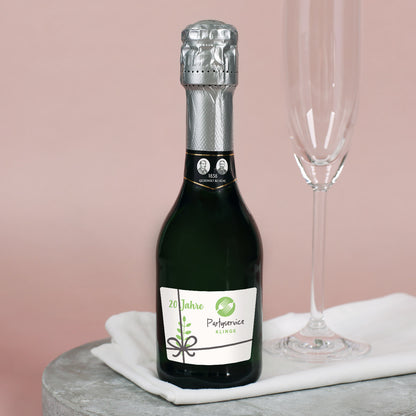 Kleine Sekt-Flasche mit personalisiertem Etikett