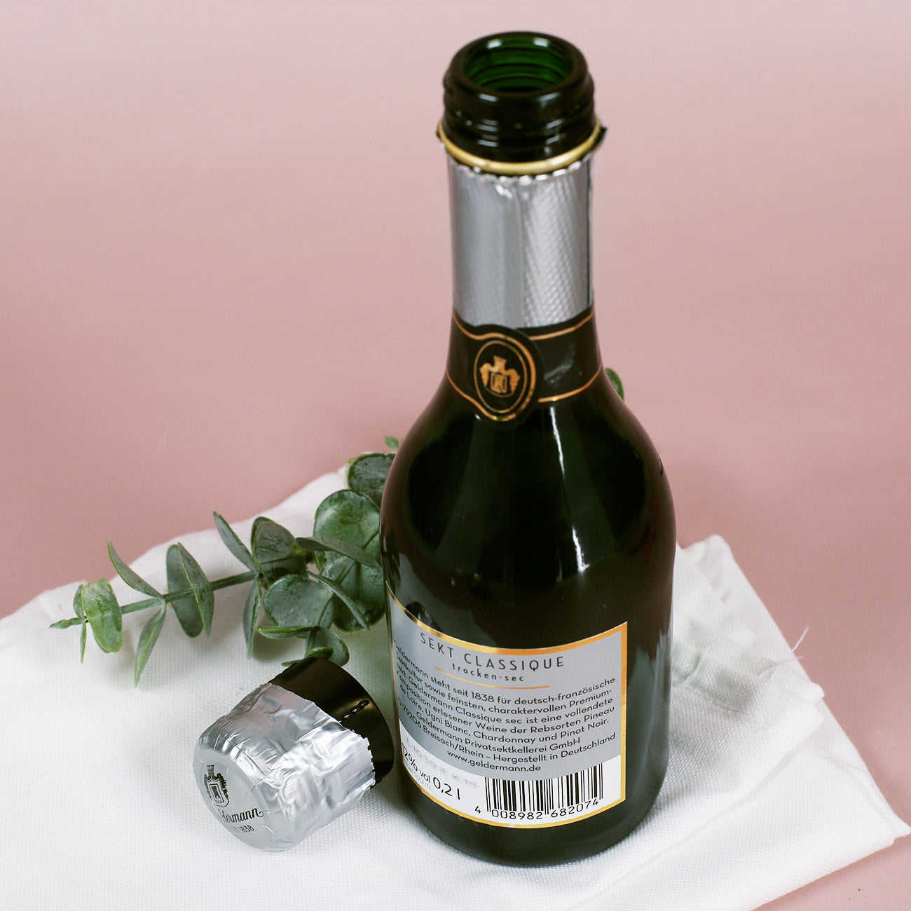 Kleine Sekt-Flasche mit personalisiertem Etikett