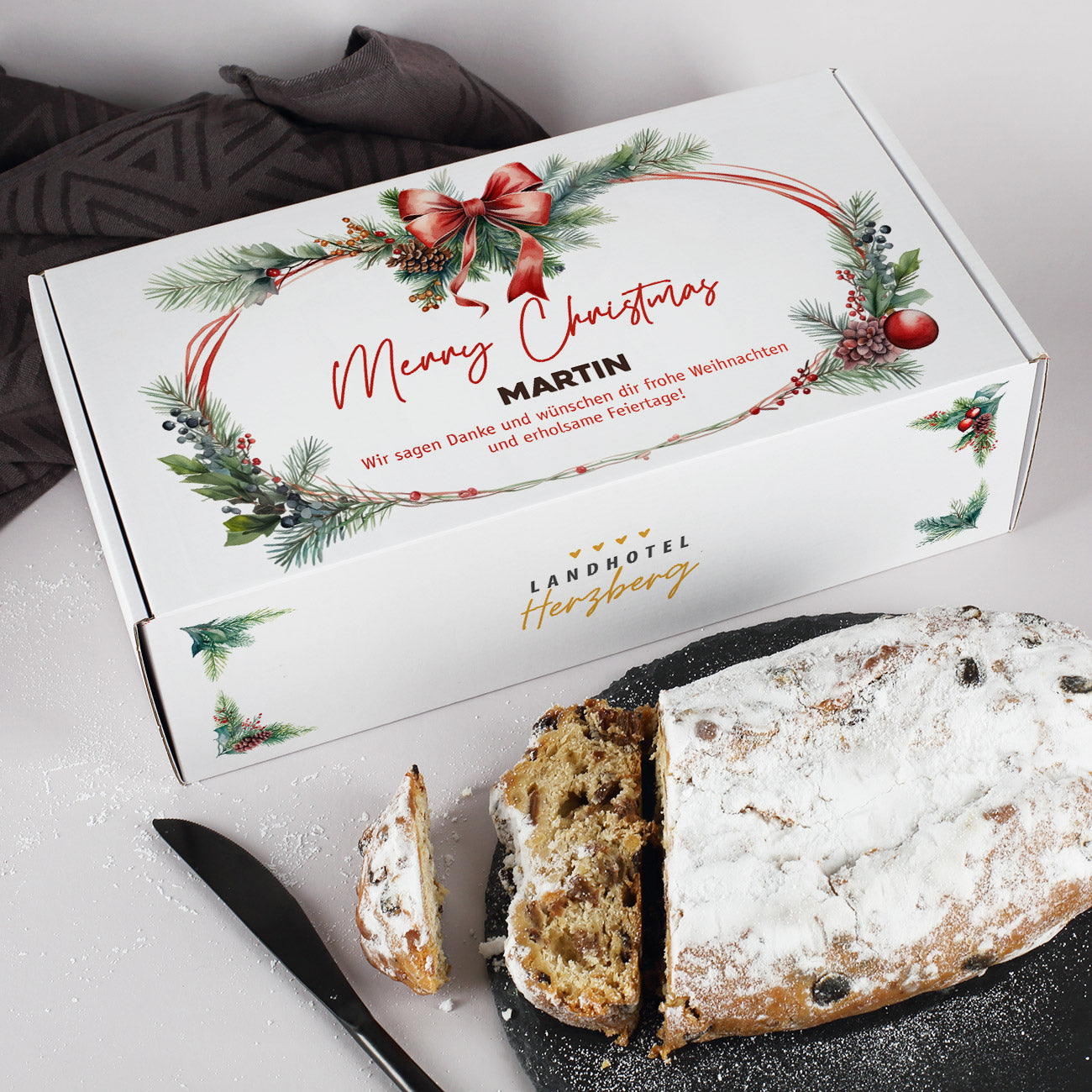 Weihnachtsstollen in weihnachtlicher Verpackung mit Personalisierung