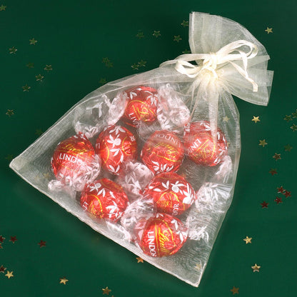 Süßes Weihnachtspräsent - Tasse gefüllt mit Lindor-Kugeln und Geschenkverpackung