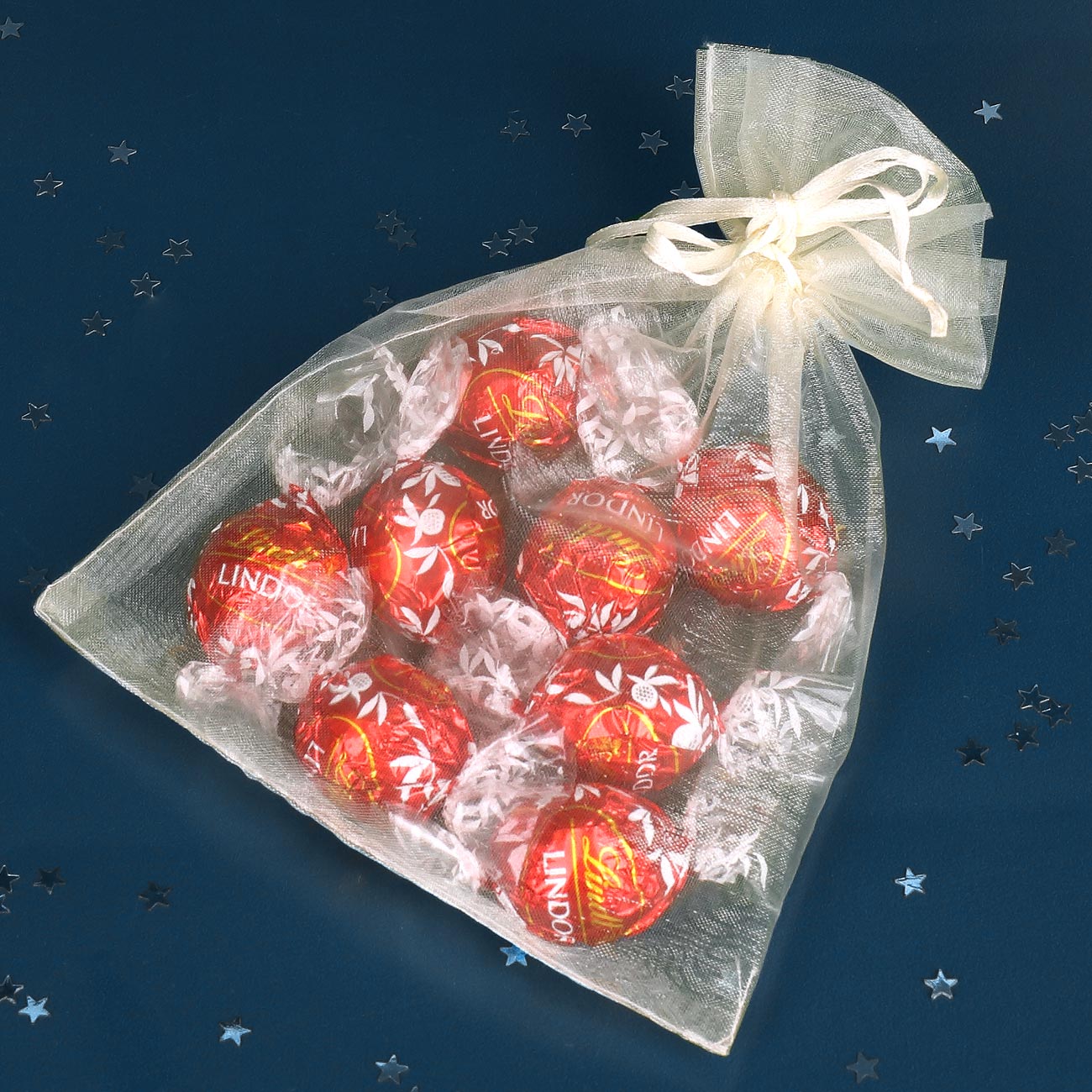 Tassen-Geschenkset zu Weihnachten mit Lindor-Kugeln
