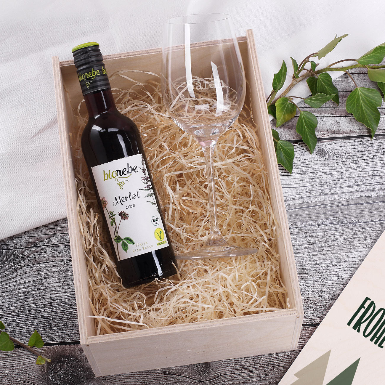 Geschenkset zu Weihnachten mit Holzbox, Weinglas und Wein