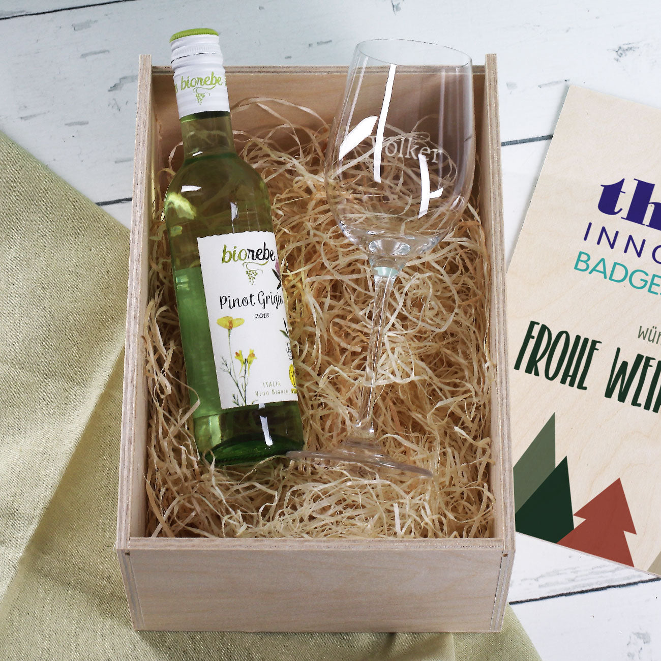 Geschenkset zu Weihnachten mit Holzbox, Weinglas und Wein