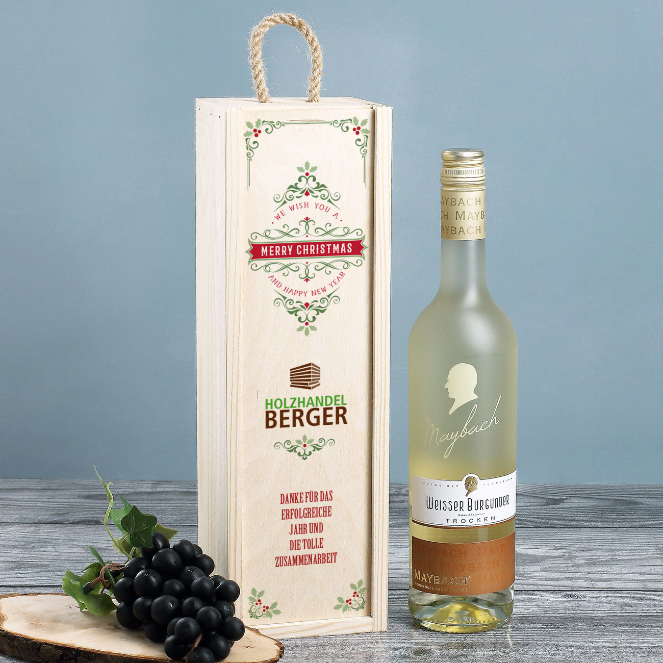 Weihnachtliche Holzbox mit Wein und Firmenlogo bedruckt