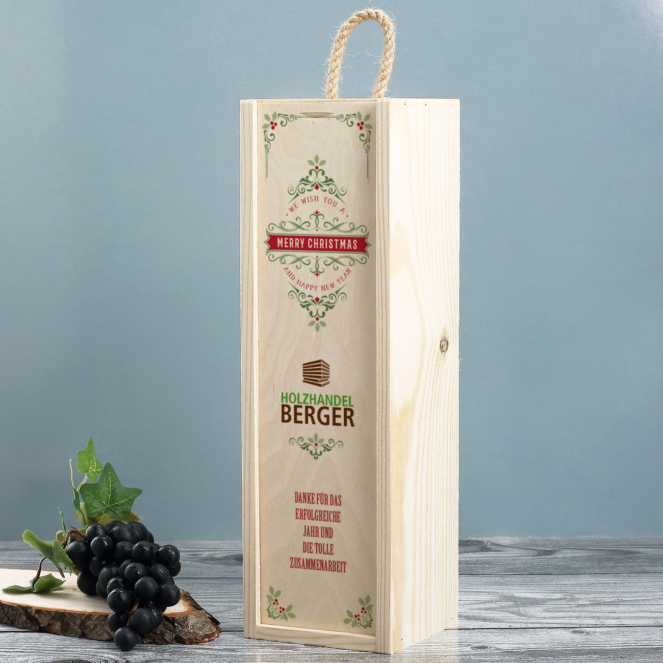 Weihnachtliche Holzbox mit Wein und Firmenlogo bedruckt