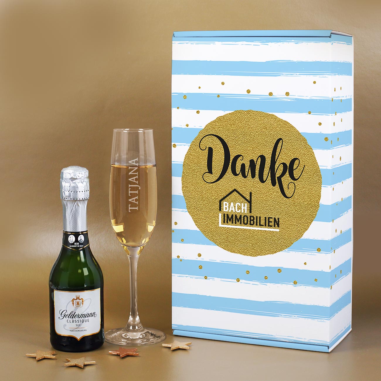 Geschenkbox mit Logo bedruckt inklusive graviertem Glas und Sekt