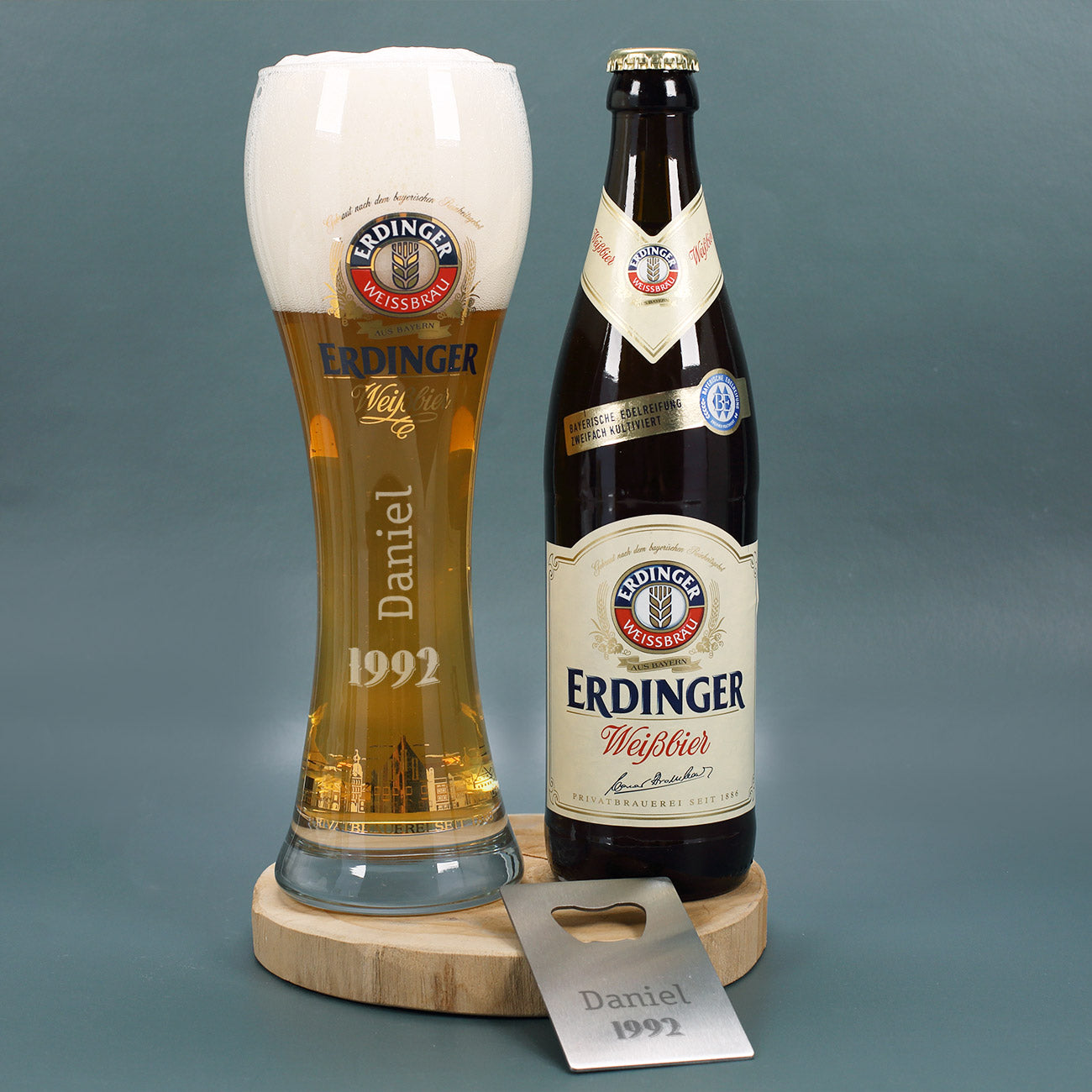 Bierset mit Erdinger Weißbier, Bierglas und Flaschenöffner