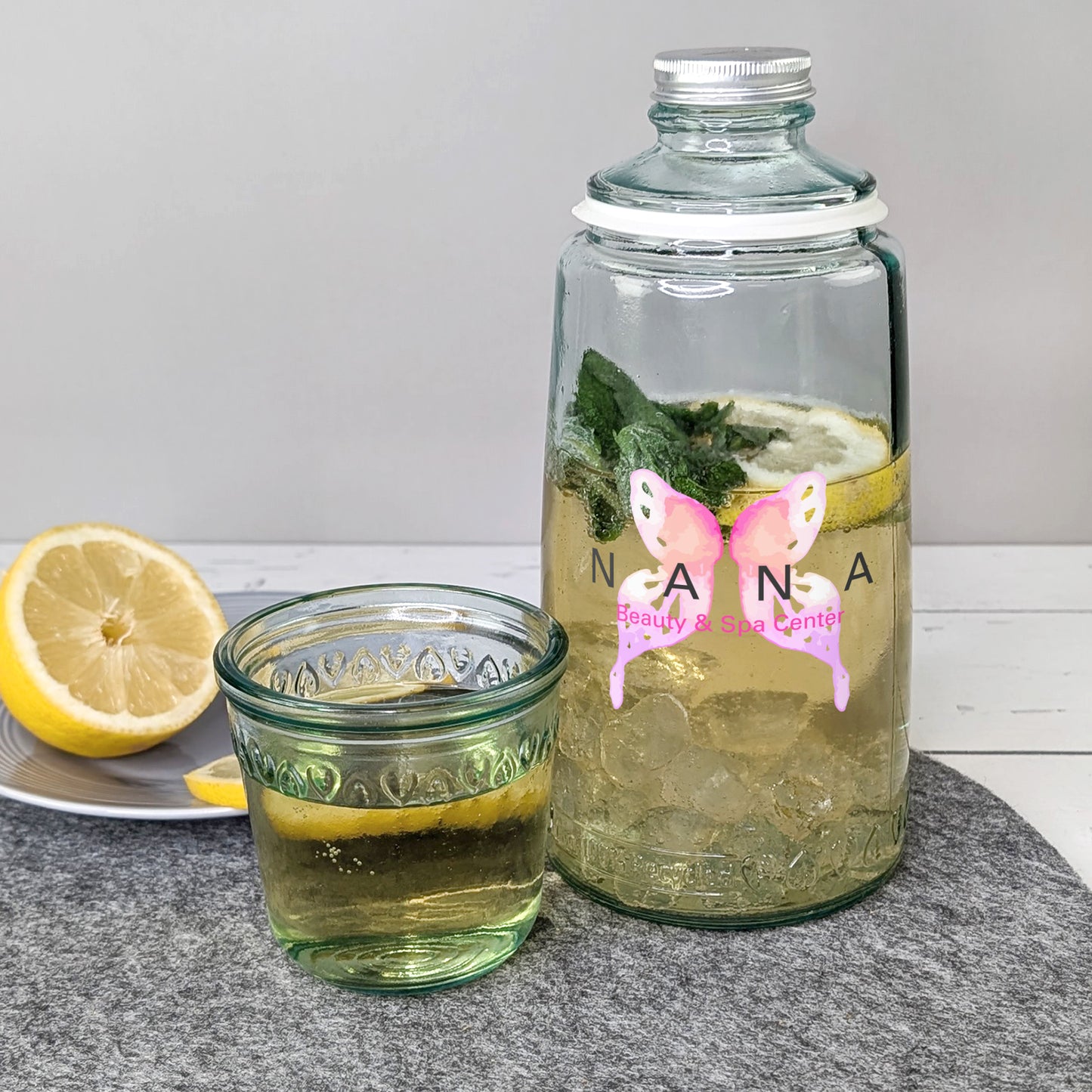 Glaskaraffe mit Trinkglas mit Firmenlogo bedruckt