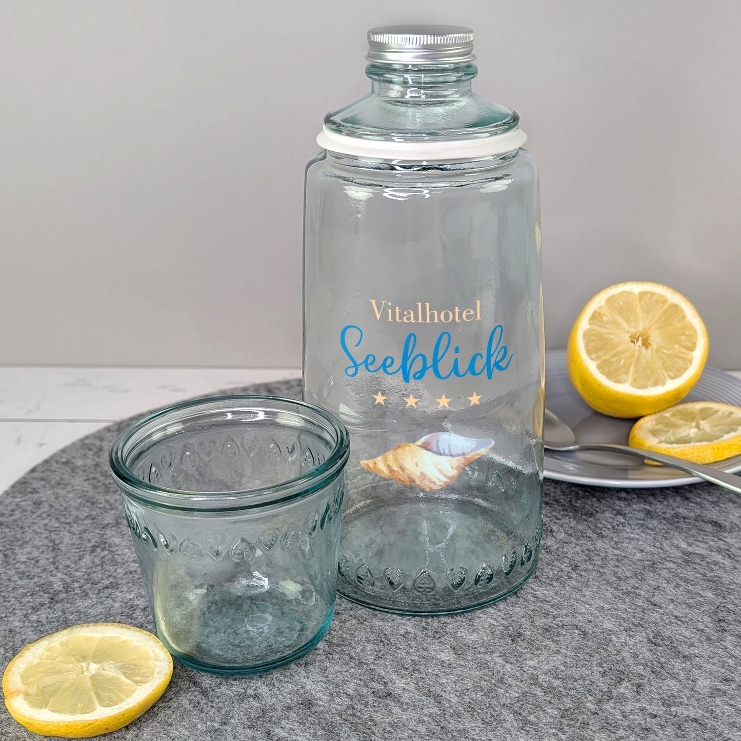 Glaskaraffe mit Trinkglas mit Firmenlogo bedruckt