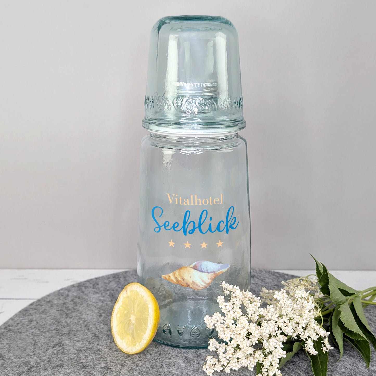 Glaskaraffe mit Trinkglas mit Firmenlogo bedruckt