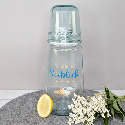 Glaskaraffe mit Trinkglas mit Firmenlogo bedruckt