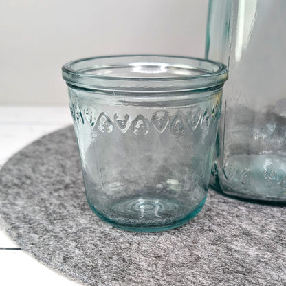 Glaskaraffe mit Trinkglas mit Firmenlogo bedruckt