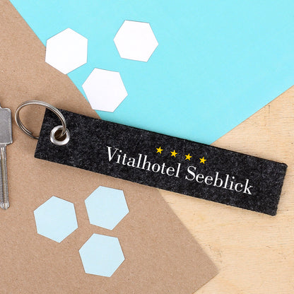 Grauer Filz-Schlüsselanhänger mit Firmenlogo