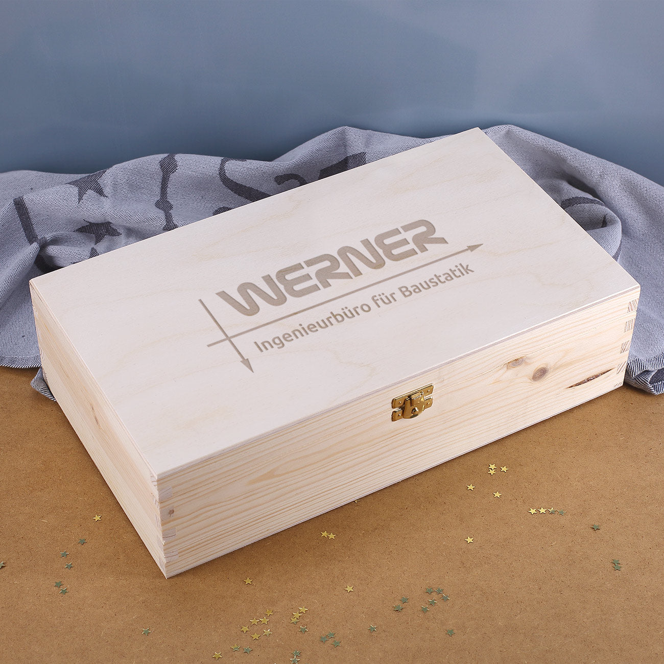 Gravierte Weinkiste mit Firmenlogo