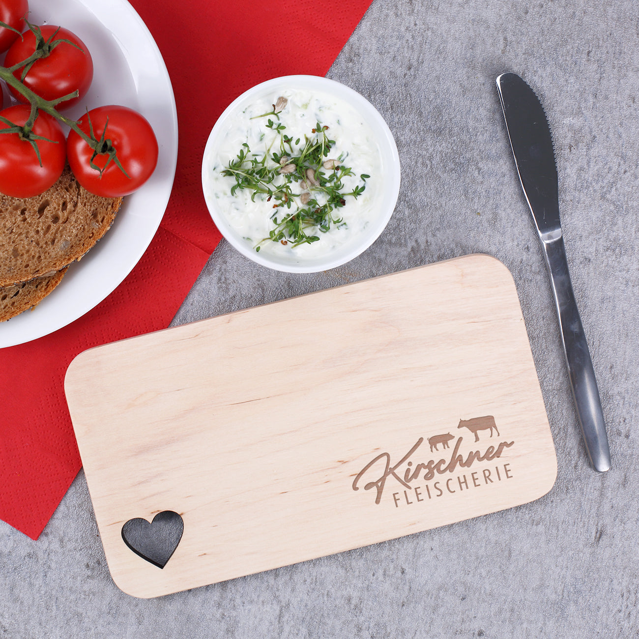 Holzbrett mit Herzausschnitt und Wunschgravur