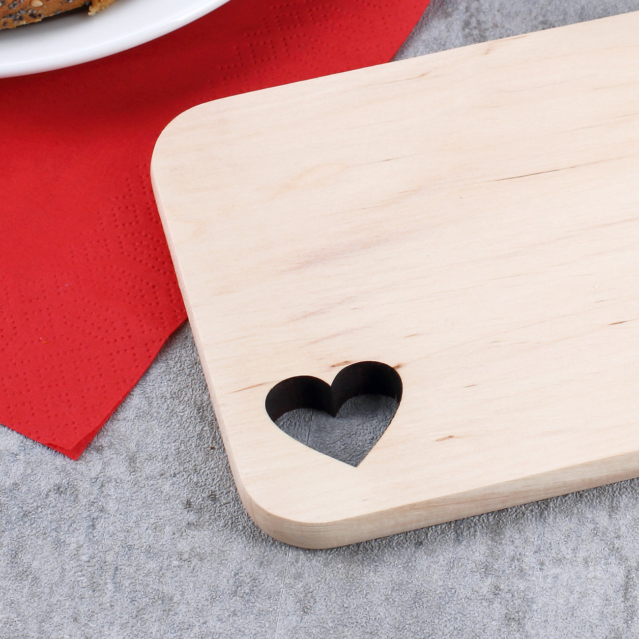 Persönliches Holzbrettchen mit Herzausschnitt