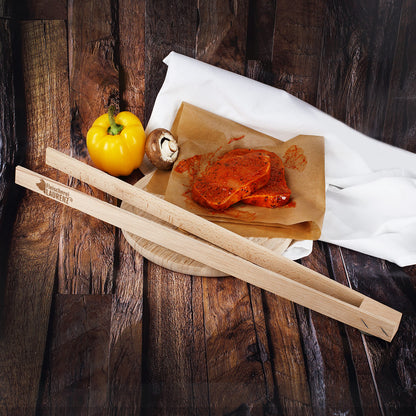 Grillzange aus Holz mit Firmenlogo graviert