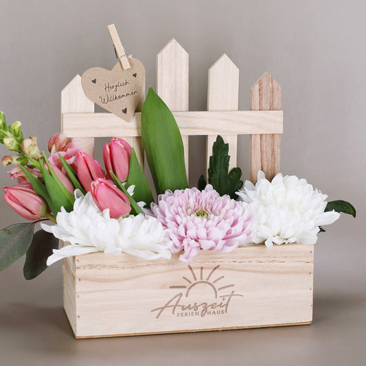 Pflanzkiste mit Holzzaun und mit Firmenlogo graviert