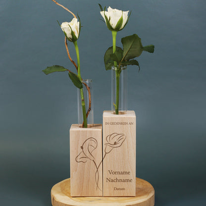 Reagaenzglas in Holzvase mit Trauermotiv "Calla" Beispiel ohne Name und Datum