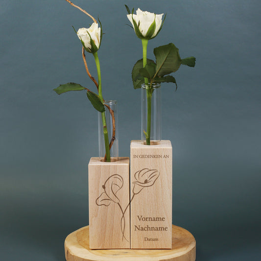 Reagaenzglas in Holzvase mit Trauermotiv "Calla" Beispiel ohne Name und Datum