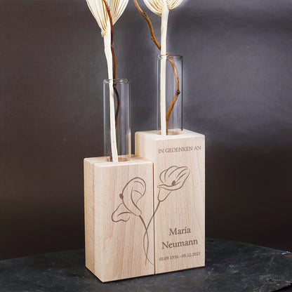 Reagaenzglas in Holzvase mit Trauermotiv "Calla" Beispiel