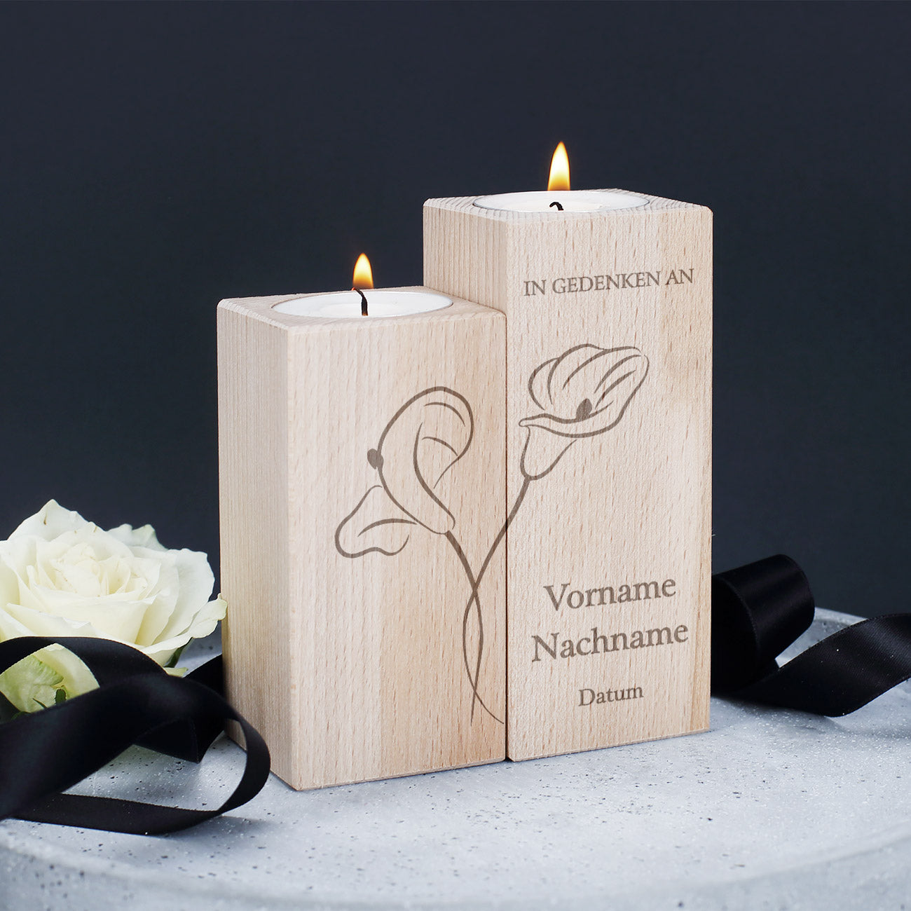 Trauer-Teelichthalter aus Holz mit Calla und persönlichen Daten graviert