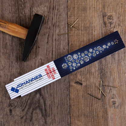 Zollstock mit Firmenlogo und Weihnachtsbaum aus Schrauben