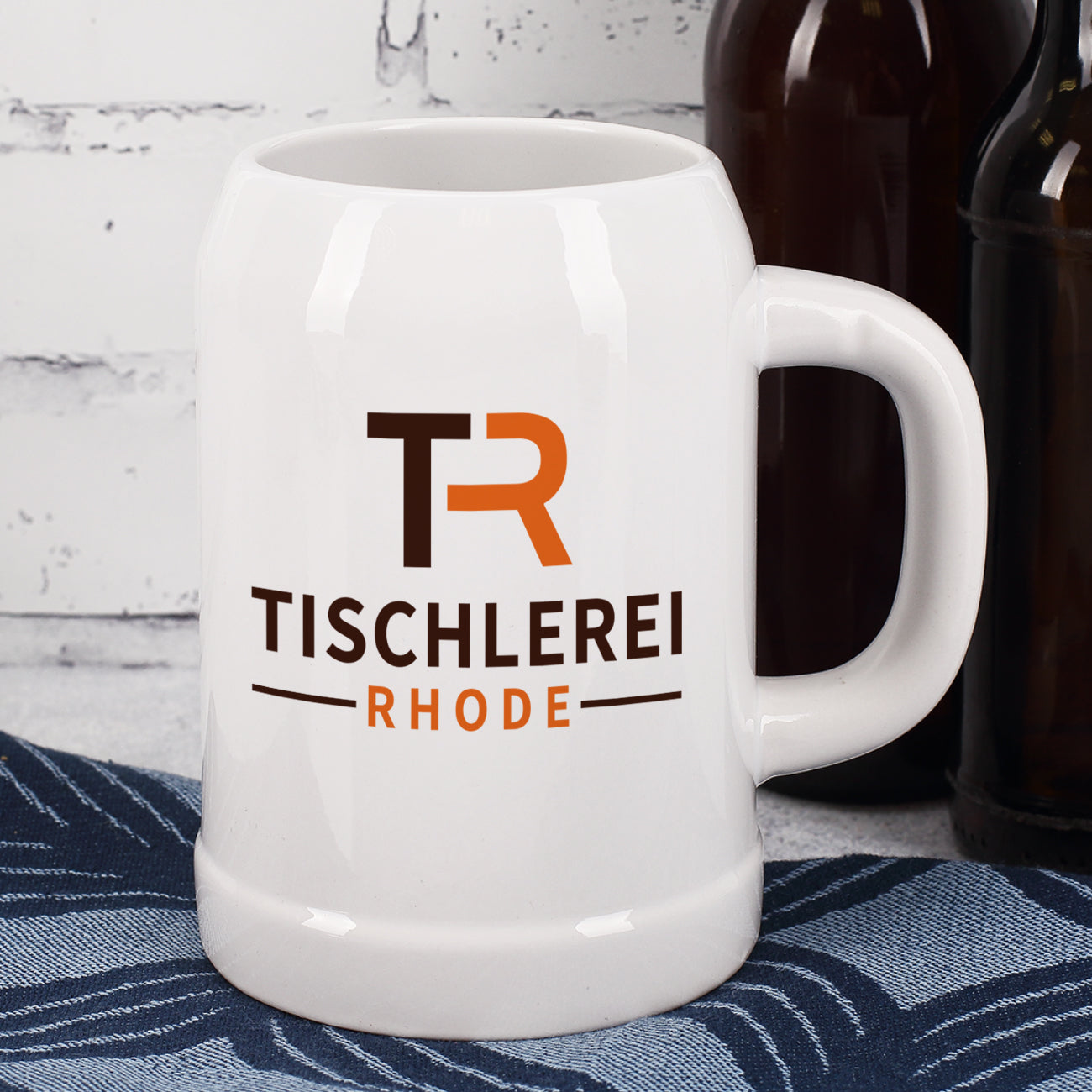 Bierkrug mit Markenlogo