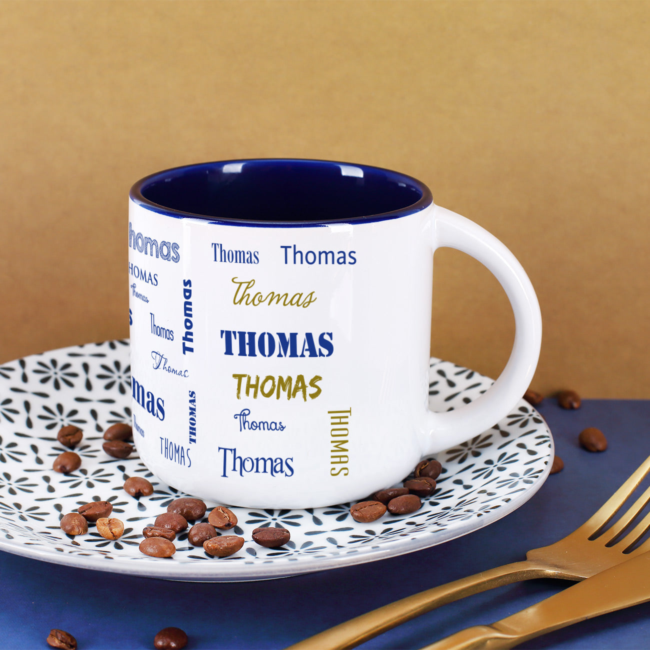 Großer Kaffeepott mit Name in verschiedenen Schriftarten bedruckt