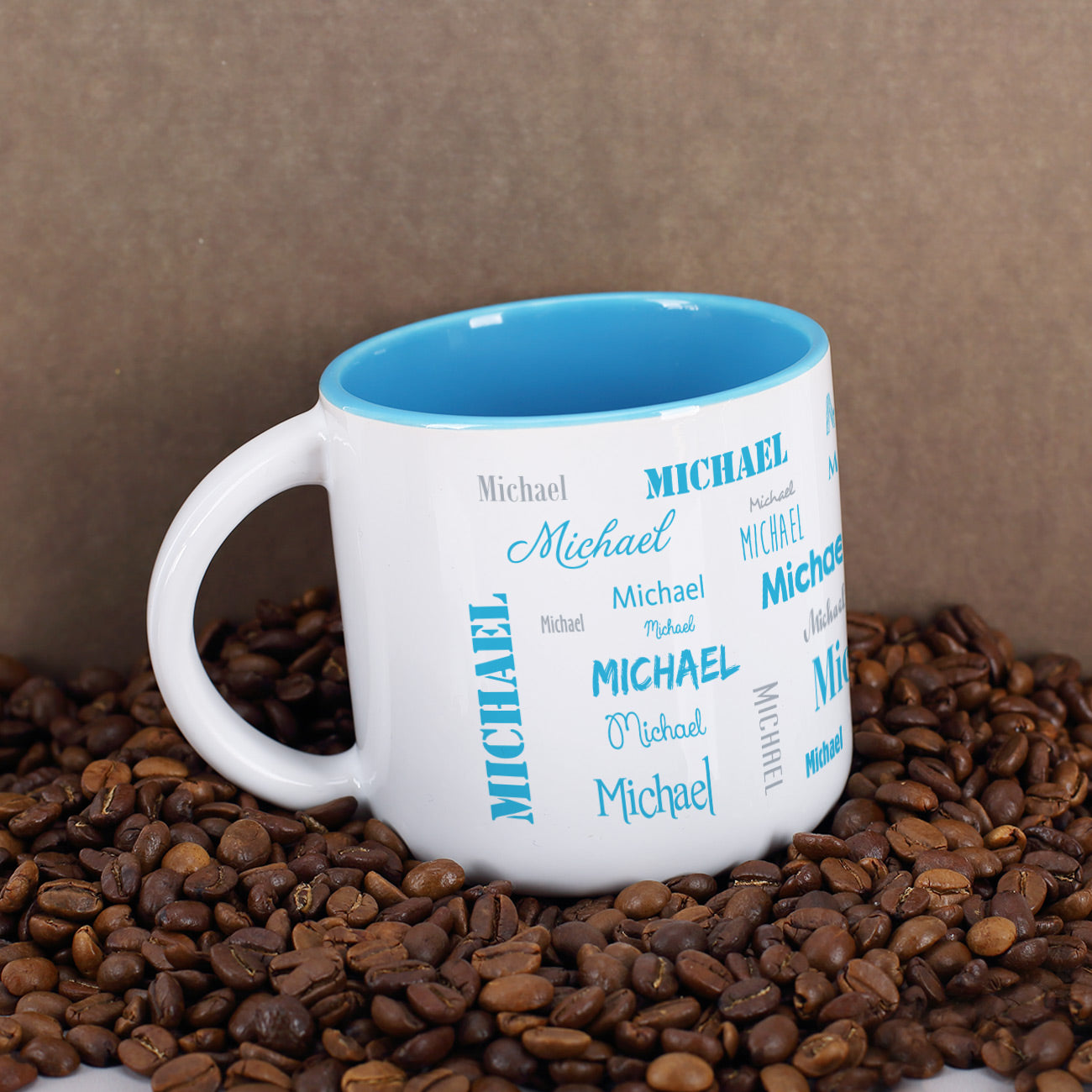 Großer Kaffeepott mit Name in verschiedenen Schriftarten bedruckt