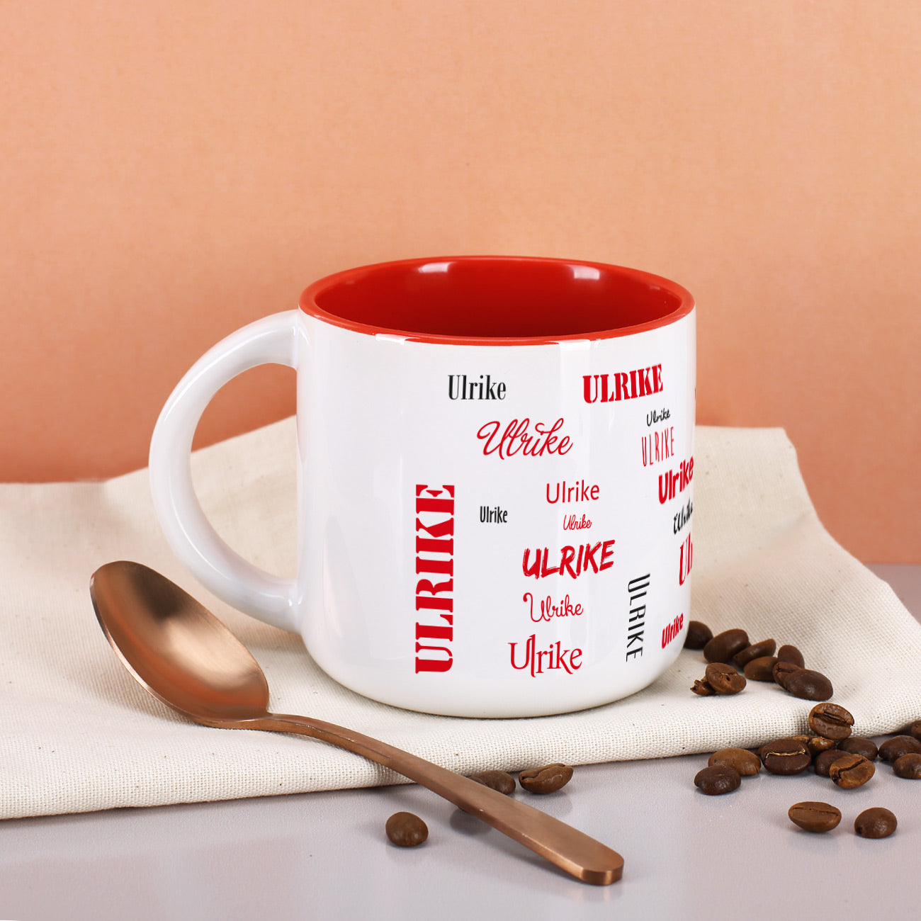 Großer Kaffeepott mit Name in verschiedenen Schriftarten bedruckt