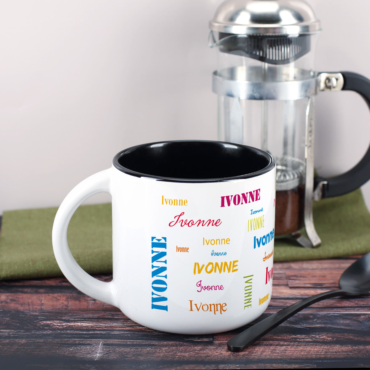 Großer Kaffeepott mit Name in verschiedenen Schriftarten bedruckt