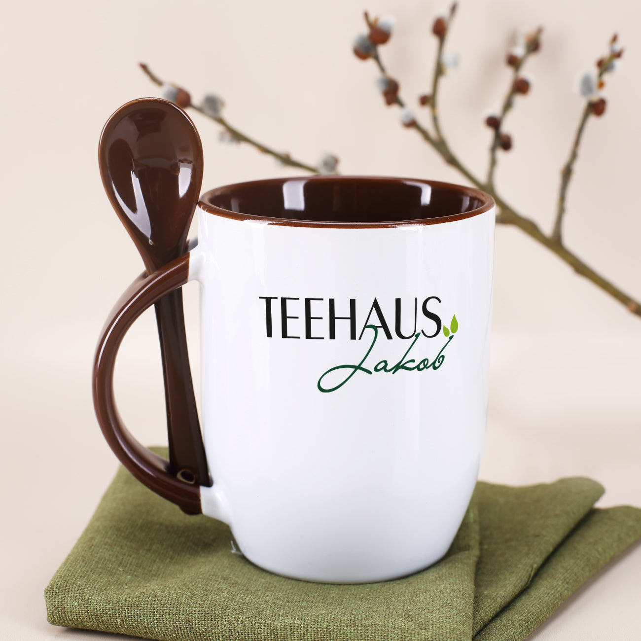 Löffeltasse mit braunem Rand und Henkel, inkl. Druck des Firmenlogos