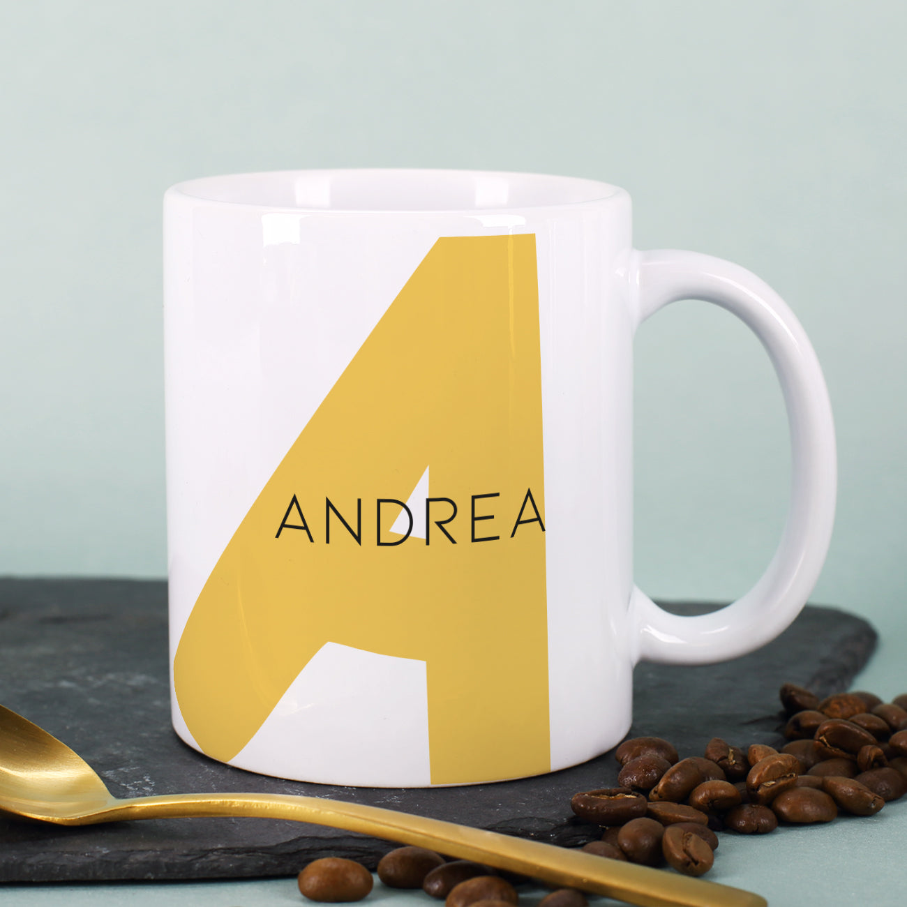 Tasse mit Monogram und Name in verschiedenen Farben