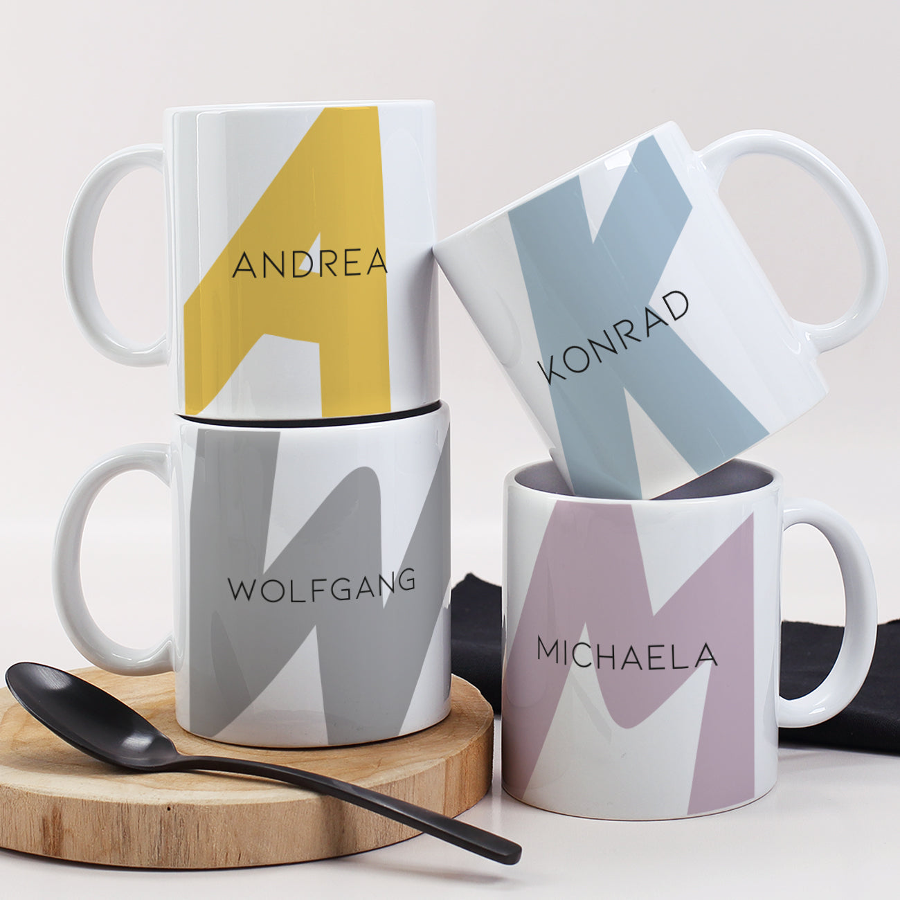 Tasse mit Monogram und Name in verschiedenen Farben