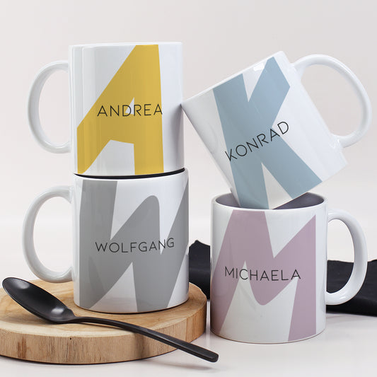 Tasse mit Monogram und Name in verschiedenen Farben