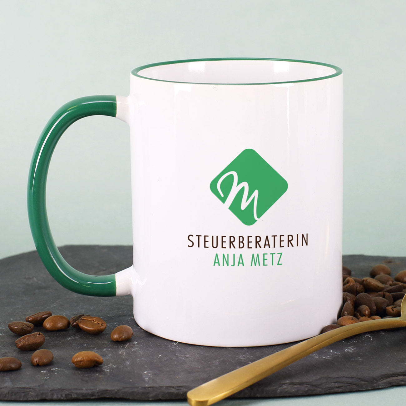 Tasse mit dunkelgrünem Rand und Henkel inkl. Druck des Logos