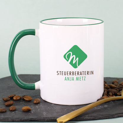 Tasse mit dunkelgrünem Rand und Henkel inkl. Druck des Logos