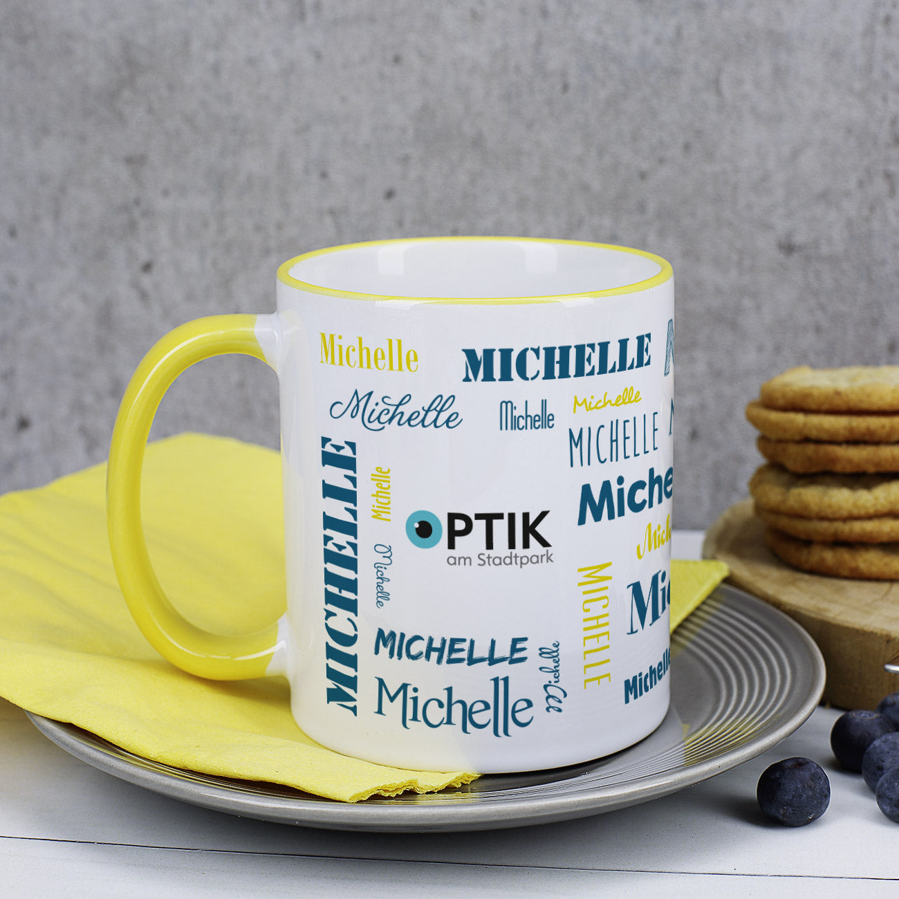 Namenstasse in verschiedenen Schriftarten mit Logo