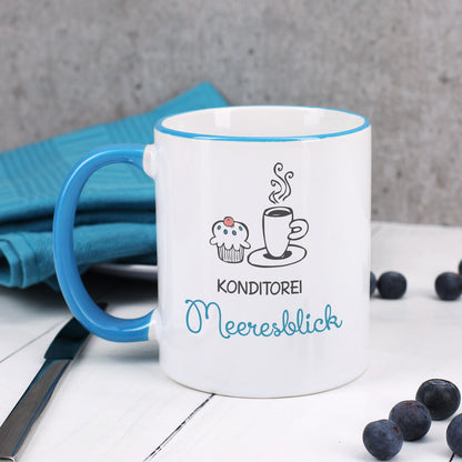 Hellblaue Tasse mit Logo und farbigem Rand bedruckt
