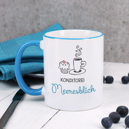 Hellblaue Tasse mit Logo und farbigem Rand bedruckt