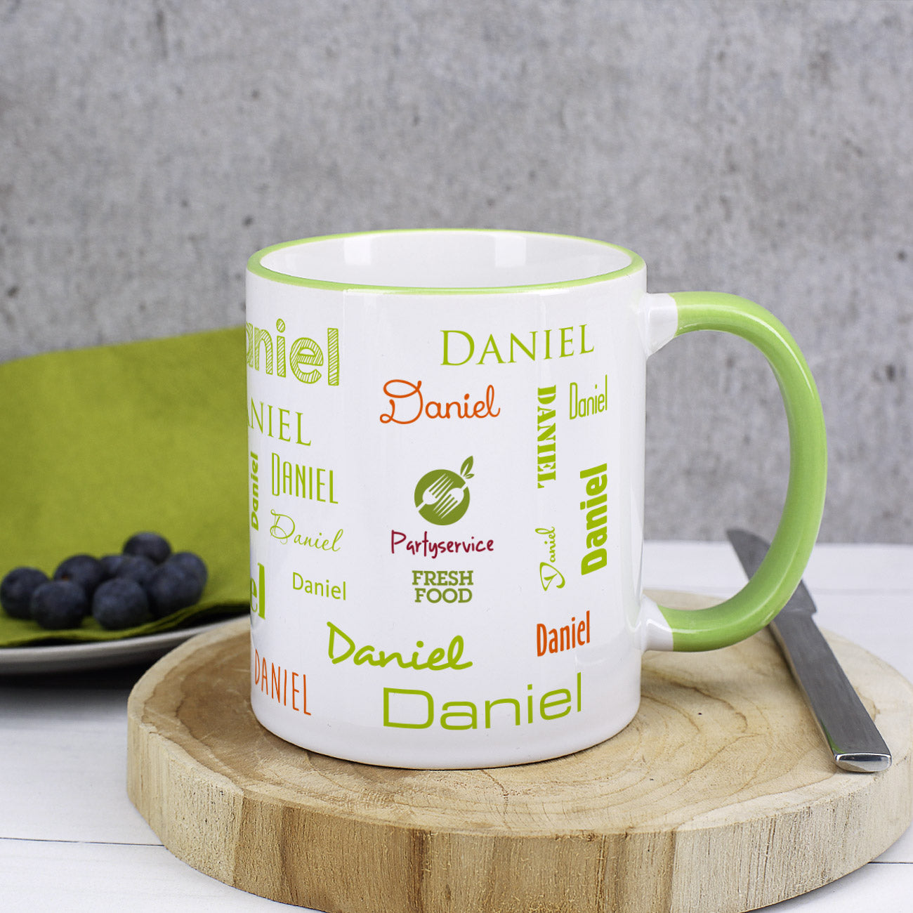 Namenstasse in verschiedenen Schriftarten mit Logo