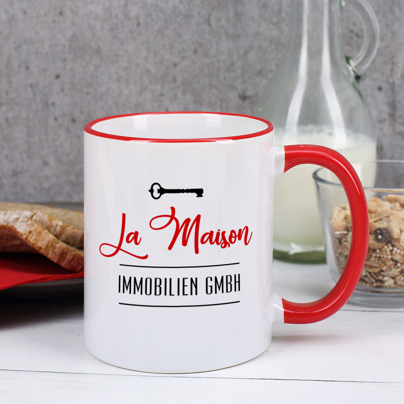 Rote Tasse mit Logo und farbigem Rand bedruckt