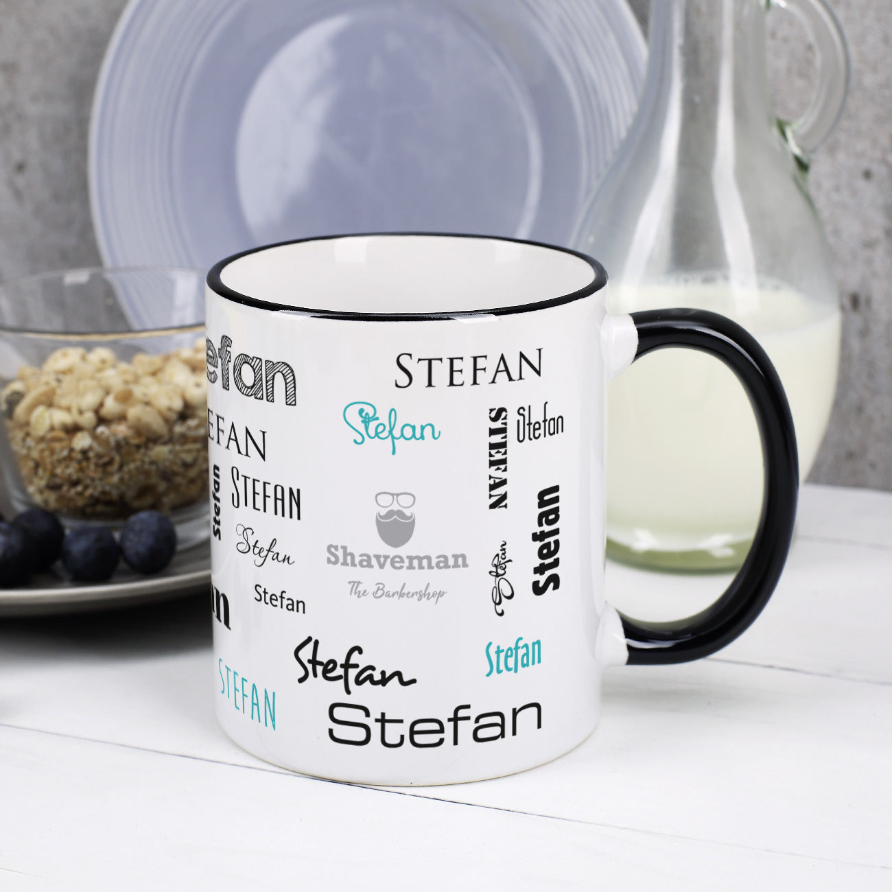 Namenstasse in verschiedenen Schriftarten mit Logo